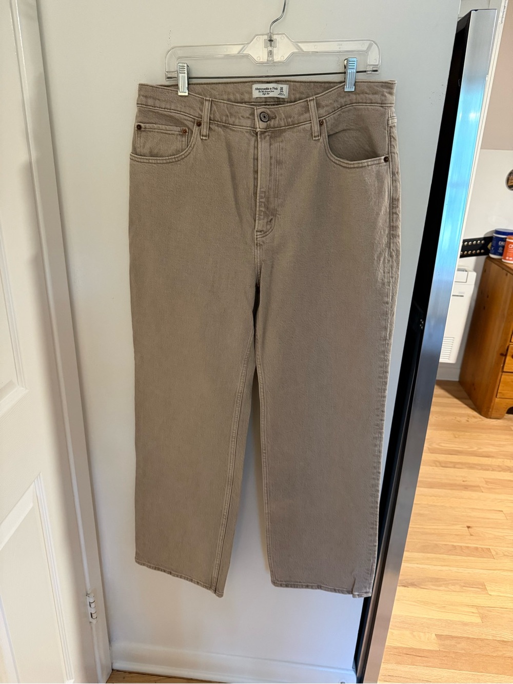 Abercrombie & Fitch High-Rise Straight Jeans in Taupe